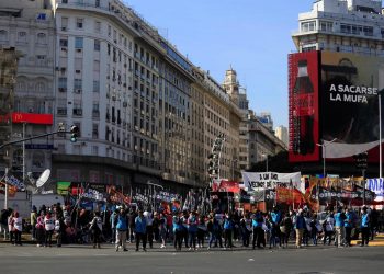 Argentinos llevan a las calles frustraciones económicas y reclamos políticos