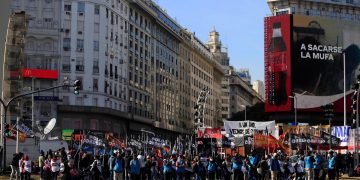 Argentinos llevan a las calles frustraciones económicas y reclamos políticos