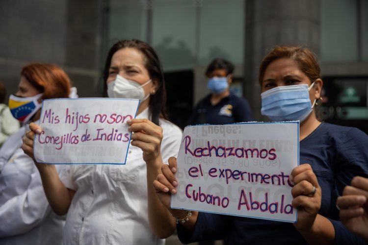 Grupos de personas participan en una protesta contra la vacuna cubana Abdala hoy, frente a la sede del Programa de las Naciones Unidas para el Desarrollo (PNUD), en Caracas (Venezuela). EFE