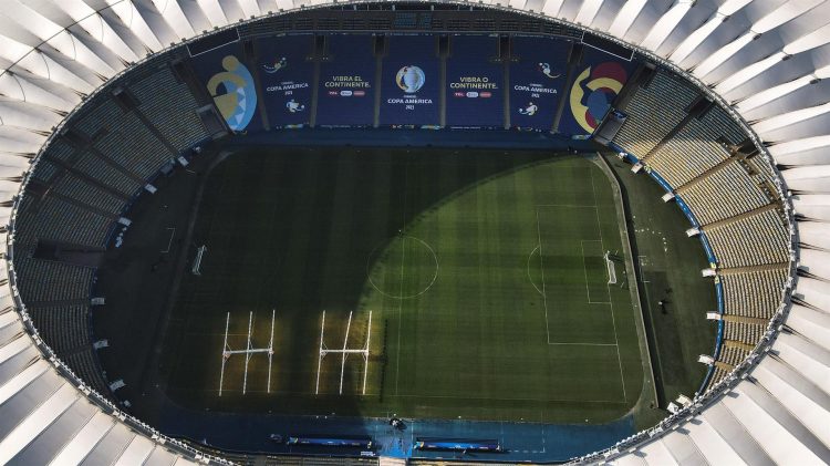 Fotografía tomada con un drone que muestra el estadio Maracaná donde mañana se jugará el "súper clásico" entre Brasil y Argentina, hoy en Río de Janeiro (Brasil). EFE/Antonio Lacerda