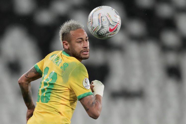 Neymar de Brasil recibe el balón, el 5 de julio de 2021, ante Perú, durante un partido por las semifinales de la Copa América, en el estadio Olímpico Nilton Santos en Río de Janeiro (Brasil). EFE/Andre Coelho