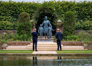 Guillermo y Enrique desvelan juntos una estatua en honor a Diana de Gales