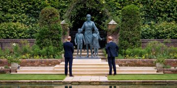 Guillermo y Enrique desvelan juntos una estatua en honor a Diana de Gales