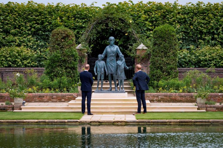 Los príncipes Guillermo y Enrique desvelan una estatua cerca del palacio de Kensington en honor a su madre, Diana de Gales, que este jueves 1 de julio, habría cumplido 60 años. EFE/ Kensington Palace