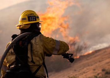 Casi 3.000 bomberos batallan el incendio más grande del año en California
