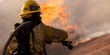 Casi 3.000 bomberos batallan el incendio más grande del año en California