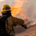 Casi 3.000 bomberos batallan el incendio más grande del año en California