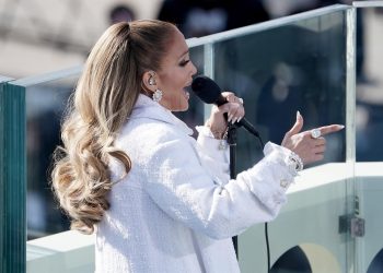 Jennifer López y Rauw Alejandro estrenan el video de «Cambia El Paso»