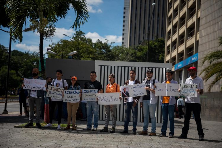 En la imagen el registro de ciudadanos venezolanos al exigir la libertad de los considerados presos políticos en su país, en Caracas (Venezuela). EFE/Miguel Gutiérrez/Archivo