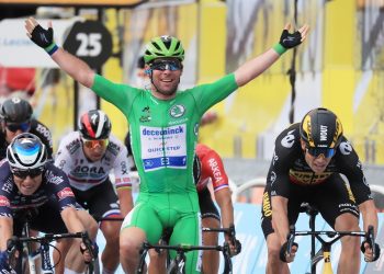 Mark Cavendish gana etapa y va tras récord de Eddy Merckx