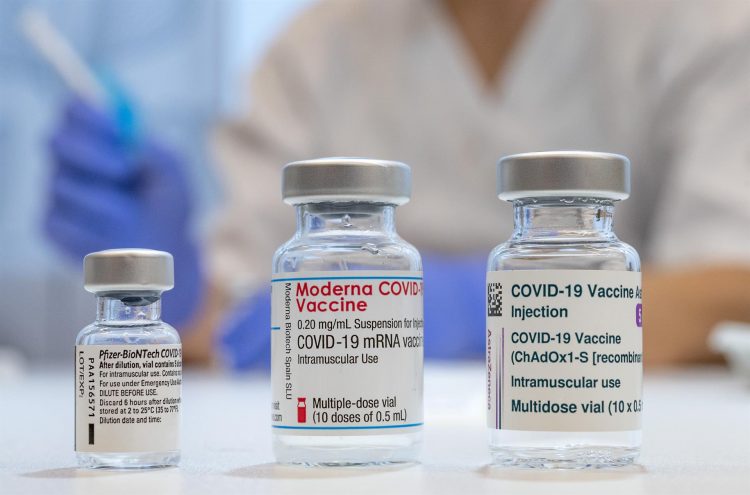 Dosis de las vacunas de Pfizer-BioNTech, Moderna y AstraZeneca. EFE/EPA/Johan Nilsson/TT
