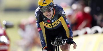 Van Aert se impone en la crono definitiva que encumbra a Pogacar