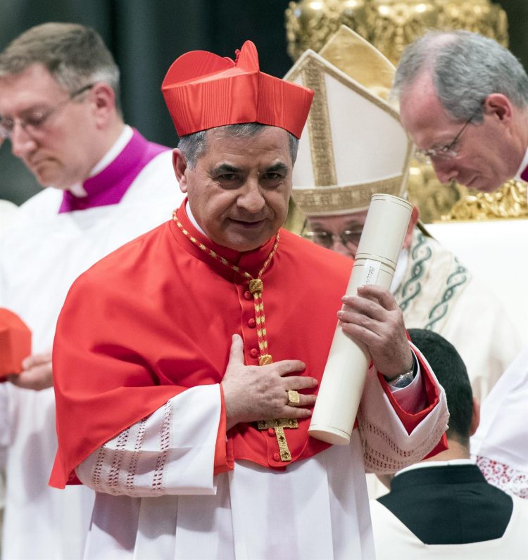 El exprefecto de la Congregación para las Causas de los Santos, el cardenal Angelo Becciu, EPA/CLAUDIO PERI/Archivo