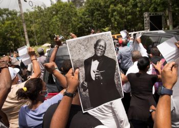 Cientos de personas acuden a despedir al merenguero dominicano Johnny Ventura