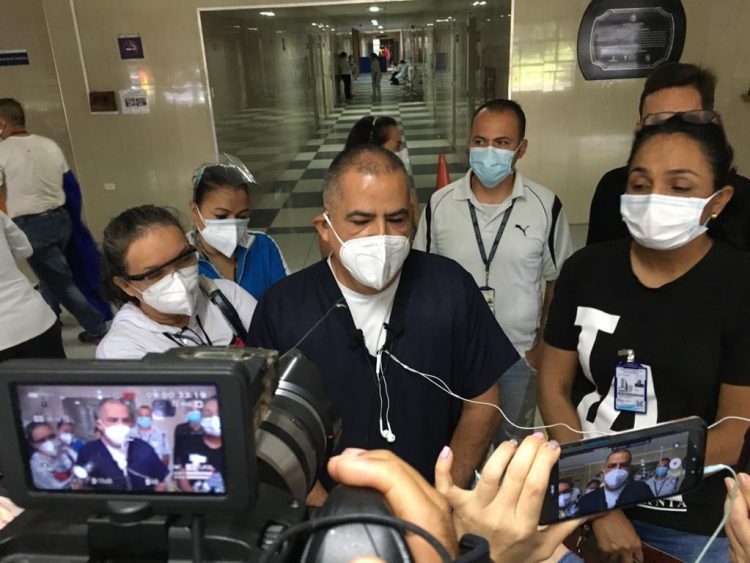 Trabajadores del Hospital Central rechazaron hostigamiento al director saliente, Tito Zambrano. Carlos Eduardo Ramírez