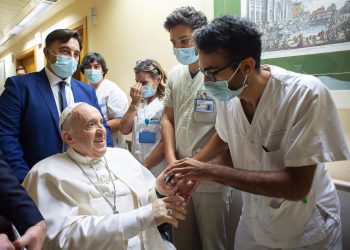 El papa sigue su rehabilitación y volverá al Vaticano «lo antes posible»