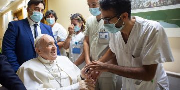 El papa sigue su rehabilitación y volverá al Vaticano «lo antes posible»