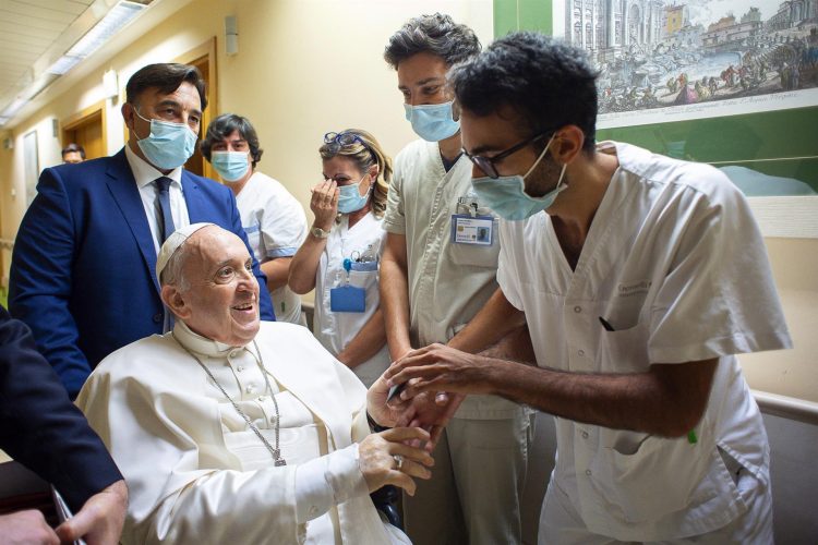 Imagen facilitada por el servicio de prensa del Vaticano del papa Francisco en el Policlínico Gemelli de Roma con varios sanitarios.EFE/EPA/VATICAN MEDIA HANDOUT