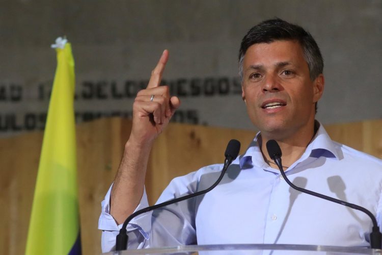 El opositor Leopoldo López denuncia en rueda de prensa, este viernes en Madrid, las acciones del Gobierno venezolano, como la detención arbitraria del diputado Freddy Guevara y la persecución política a su partido EFE/Fernando Alvarado