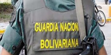 Detienen a pareja con arsenal de tres mil municiones