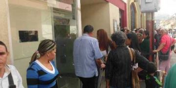 Usuarios siguen exigiendo reapertura del Banco Bicentenario agencia Boconó