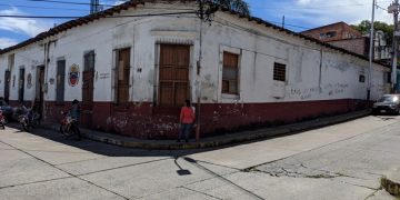 Viejo edificio de sanidad se está cayendo con 7 familias refugiadas  