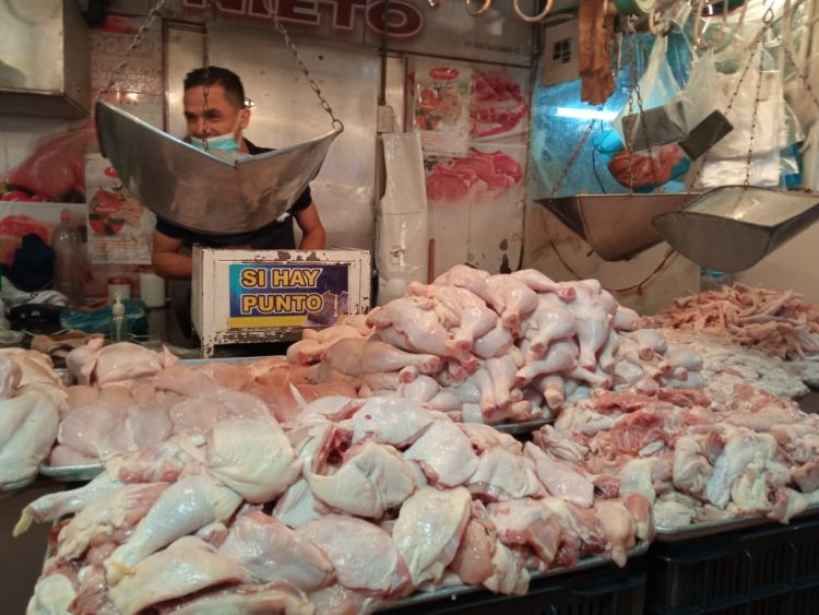 El precio del pollo sube  cada dos semanas, según indican los vendedores. Fotos: Anggy Polanco