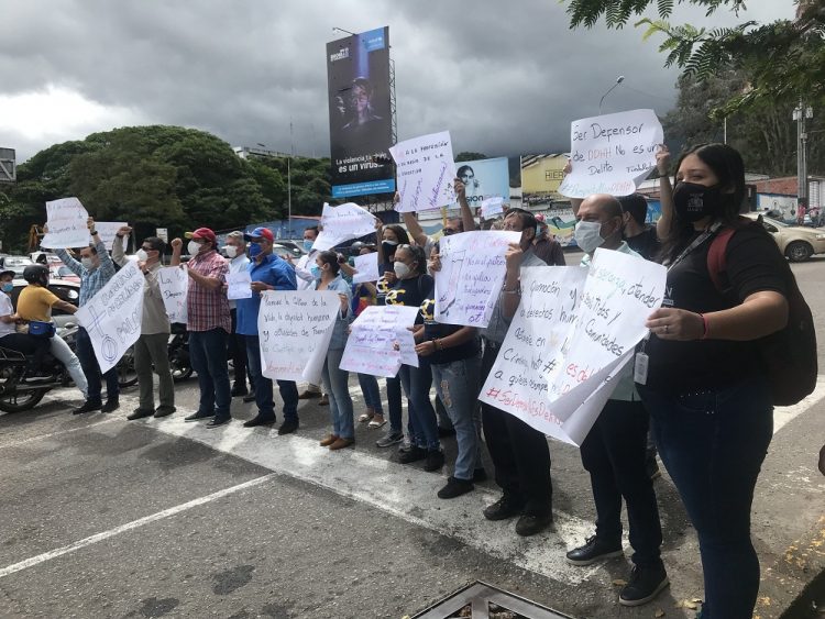 Integrantes de partidos políticos manifestaron en la avenida 19 de abril de San Cristóbal. Mariana Duque