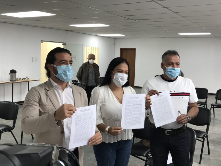  Daniel Ceballos, Laidy Gómez y William Méndez después de la firma de compromiso de elecciones primarias. Mariana Duque 