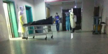 “Matan psicológicamente a nuestros familiares con COVID-19”