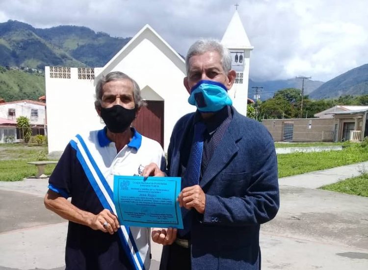 José "Cheo" Rojas, recibiendo recientemente un reconocimiento por parte del CNP seccional Trujillo