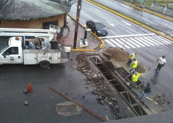 Trabajos en rejillas de la zona, inhabilita paso vehicular en intersección esquina Pueblo Nuevo con pabellones