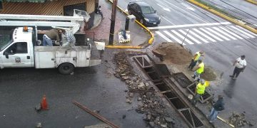 Trabajos en rejillas de la zona, inhabilita paso vehicular en intersección esquina Pueblo Nuevo con pabellones