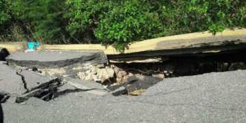 Falla de borde en la vía Agua Viva tramo Pereza – San Miguel “cada vez está peor”