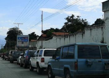 Mérida: Vehículos en cola por combustible esperan a más de 200 metros de las estaciones de servicio