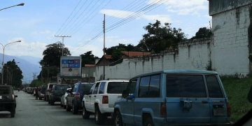 Mérida: Vehículos en cola por combustible esperan a más de 200 metros de las estaciones de servicio