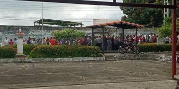 Vigienses pernoctan en cola para aplicarse la Anticovid