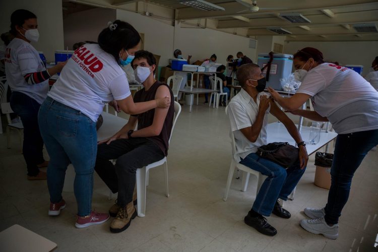 Un grupo de personas participa en una jornada de inmunización contra la covid-19, el 30 de junio de 2021 en Caracas (Venezuela). EFE/MIGUEL GUTIÉRREZ/Archivo