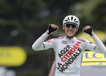 O’Connor gana en Tignes una etapa dantesca, Pogacar vuelve a golpear