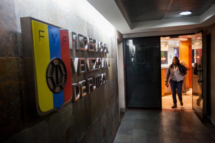 La Federación Venezolana de Fútbol (FVF) exigirá a los clubes de la primera división que envíen los comprobantes de pago a los futbolistas y cuerpos técnicos para las competencias de 2021. EFE/Miguel Gutiérrez/Archivo