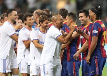 2-3. El Madrid gana al Barça en el espectacular ‘clásico’ entre leyendas en Israel