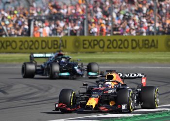 Bandera roja tras accidente de Verstappen, retirado en la primera vuelta