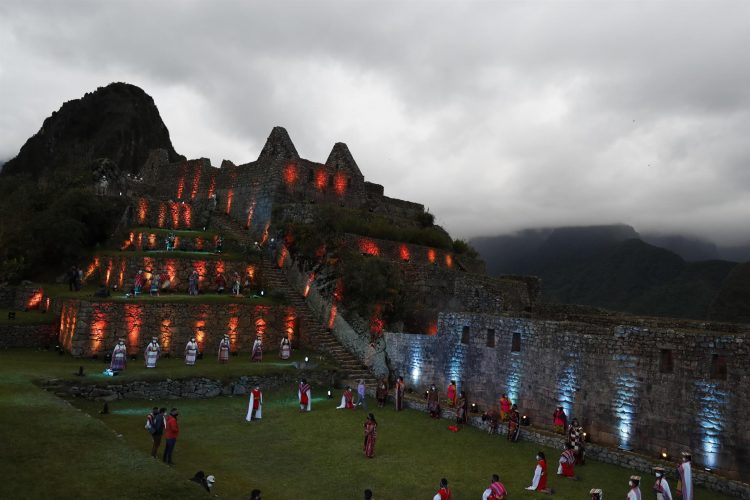 Fotografía de archivo fechada el 1 de noviembre de 2020 que muestra la ceremonia de reapertura de Machu Picchu tras casi ocho meses de cierre por las medidas sanitarias relacionadas al control del covid-19, en Machu Picchu (Perú). EFE/ Paolo Aguilar