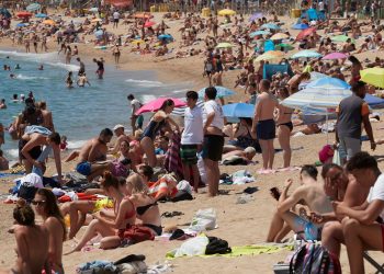 Toques de queda y vacunas para frenar al COVID-19 en España
