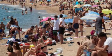 Toques de queda y vacunas para frenar al COVID-19 en España