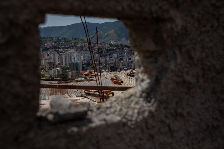 Vista de una parte de la capital venezolana desde una garita construida por delincuentes, en la parte alta del barrio Cota 905, en Caracas (Venezuela). EFE/Rayner Peña