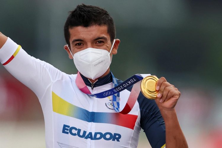 El ecuatoriano Richard Carapaz posa con la medalla de oro tras la prueba de ciclismo en ruta en los Juegos de Tokio 2020 este sábado. EFE/ Enric Fontcuberta