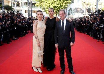 Julia Ducournau recibe la Palma de Oro de Cannes por «Titane»