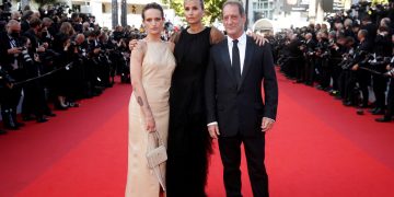 Julia Ducournau recibe la Palma de Oro de Cannes por «Titane»