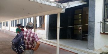 Ciudadanos en espera de que lleguen más vacunas anticovid al Hupec